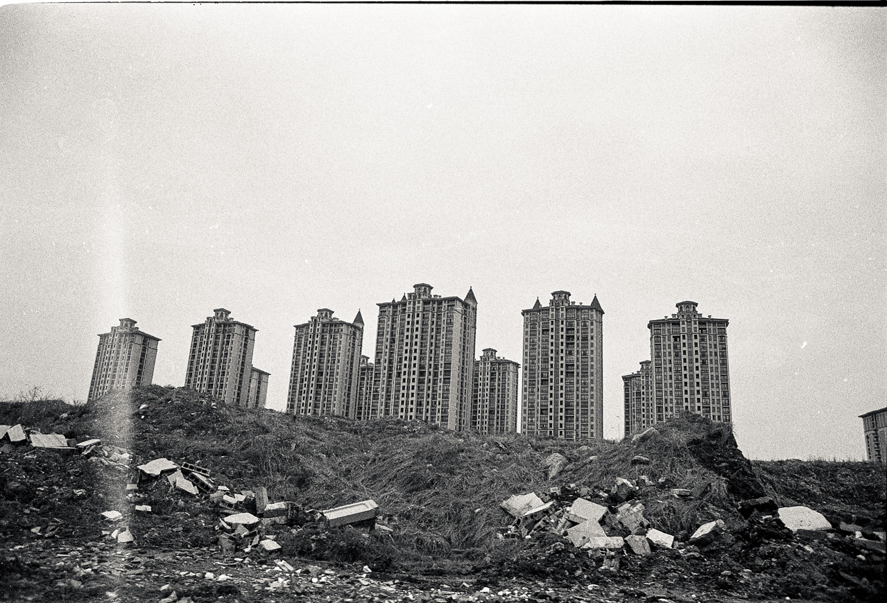 #26 One-day work trip to Minhang. It was nice to see everyone. The Star River Complex is still there, it's grown bigger, and it's also still completely empty. Tim tells me that they even tried to accommodate their visitors in the five star hotel of the complex, but had to stop because it was just too eerie to be the only occupant in a 5000+ flat development.